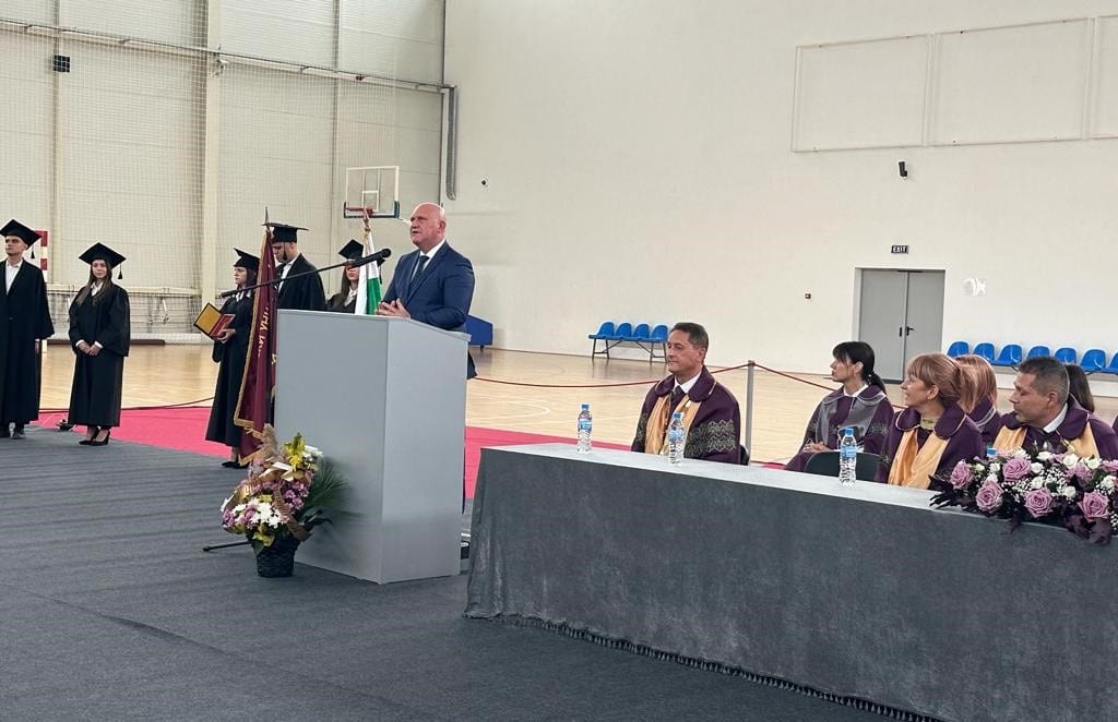 Изградете се като успешни икономисти юристи социални работници учители защото