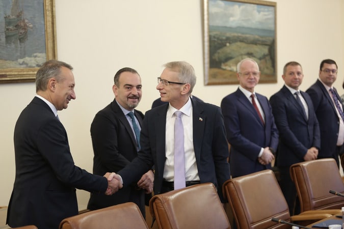 Съществуват различни възможности за хората които биха загубили работата си