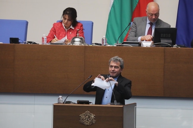 Днешното заседание на парламента започна със скандал На трибуната Тошко