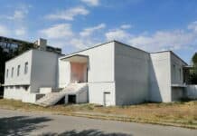 Център за мигранти