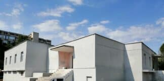 Център за мигранти