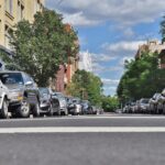 Улица с паркирани коли