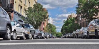 Улица с паркирани коли