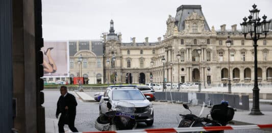 Лувър, Франция