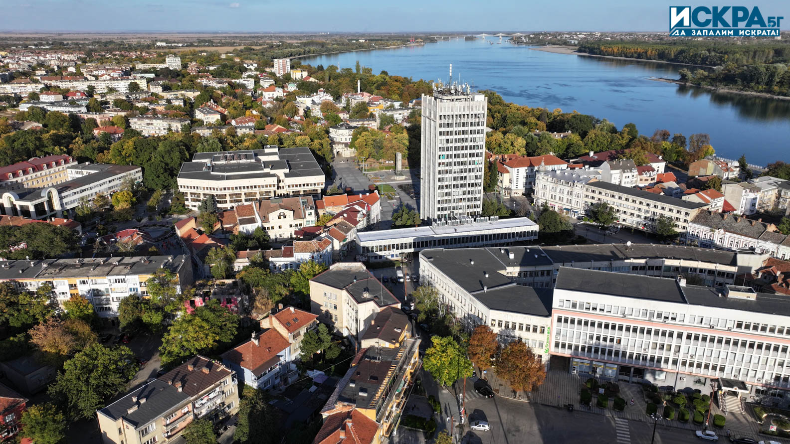 Разположен на самия бряг на величествения Дунав е едновременно спокоен