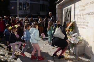 Поднасяне на венци и цветя