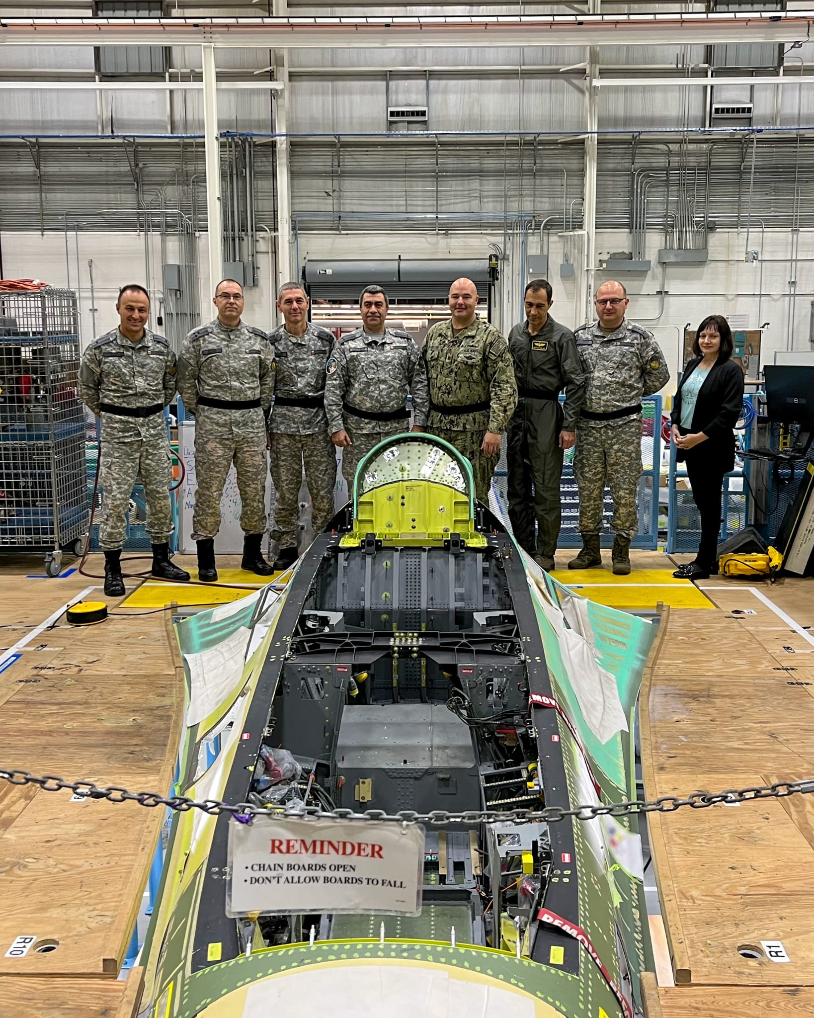 Представители на Министерството на отбраната и Военновъздушните сили посетиха завода