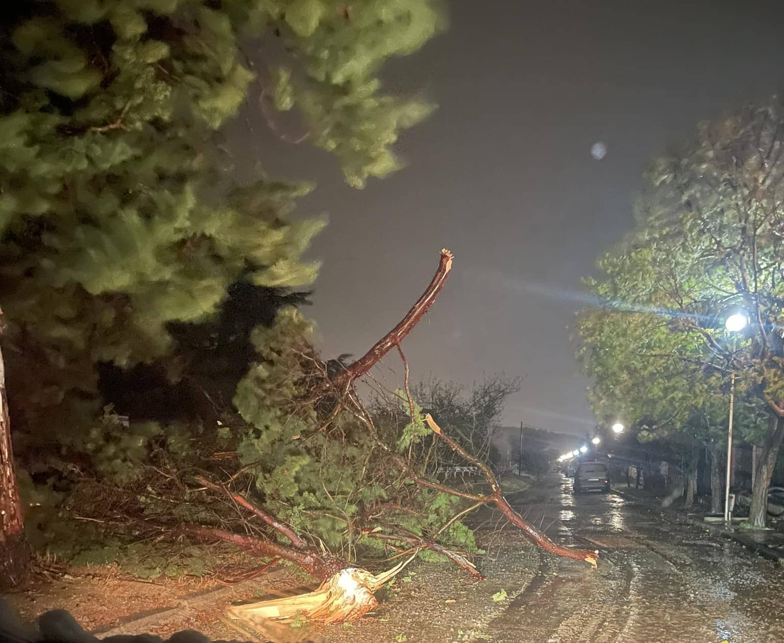 От Община Аксаково са осигурили подслон за 80 от бедстващите