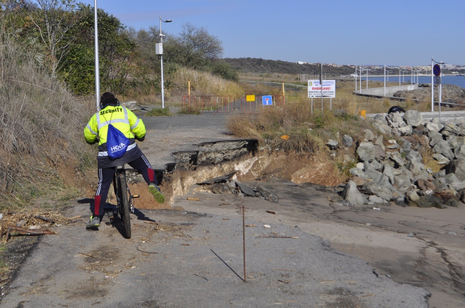 От понеделник започват строително монтажните работи по брегоукрепването на свлачището при