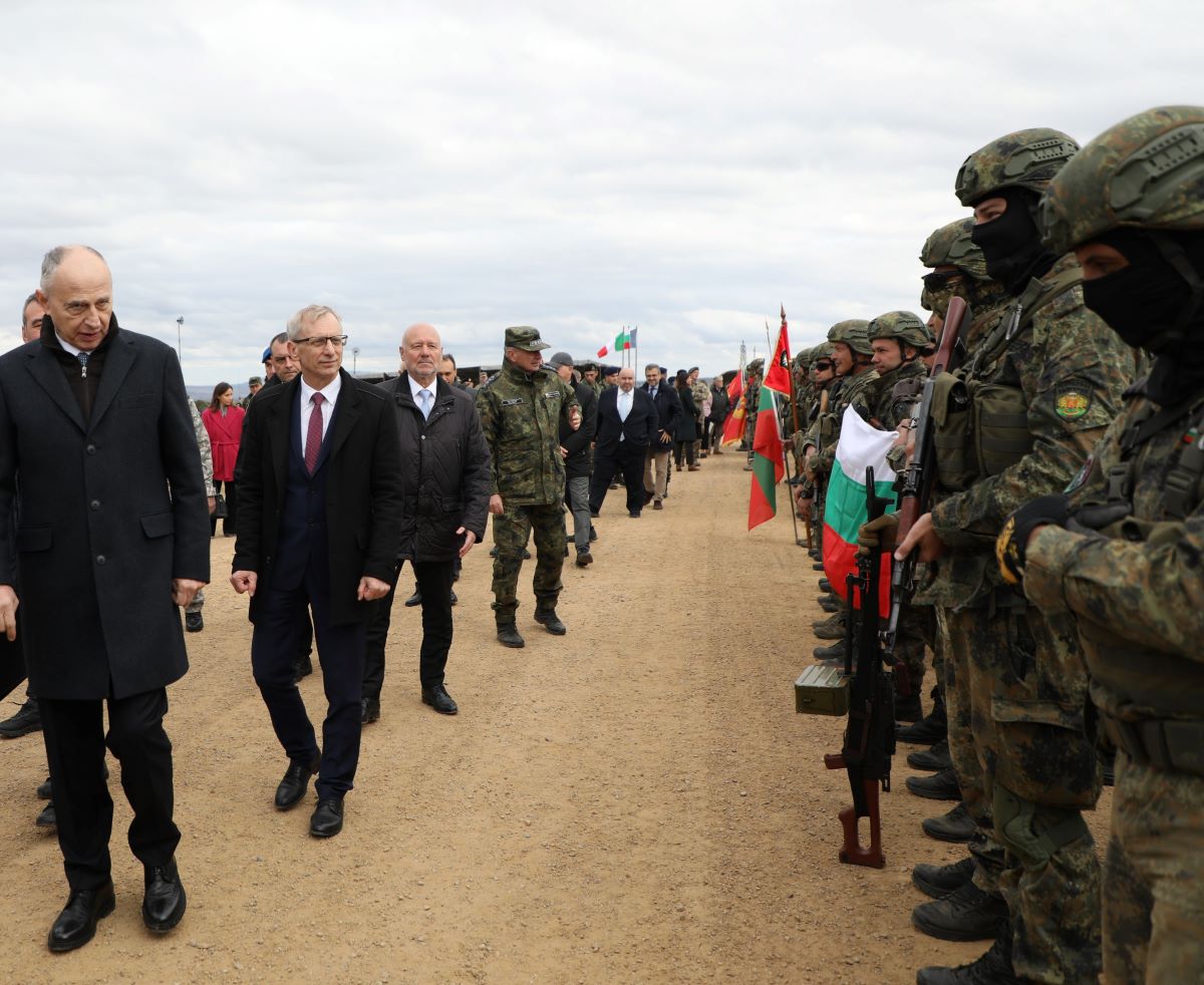 На учебен полигон Ново село военнослужещи от 8 държави съюзници работят
