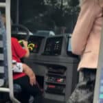 Дете зад волана на автобус