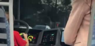 Дете зад волана на автобус