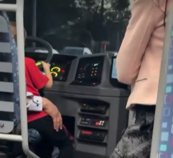 Дете зад волана на автобус