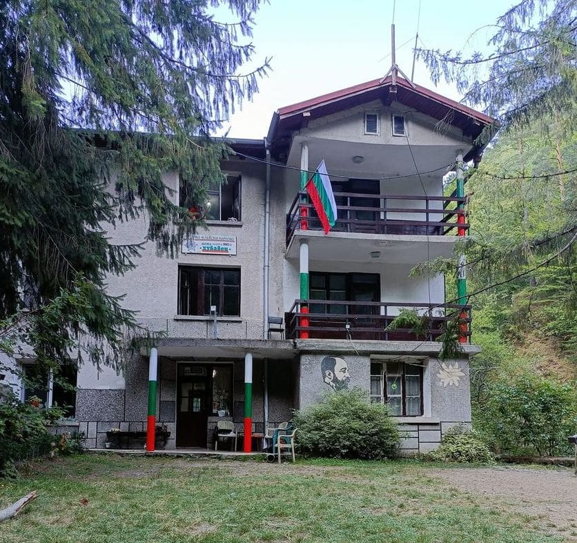 Хижа Хубавец се намира в гората край Карлово Тя е