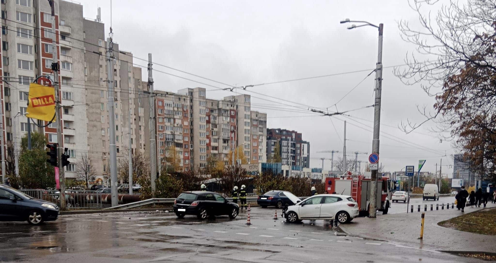 Тежка катастрофа е възникнала на кръстовището между столичния булевард Владимир