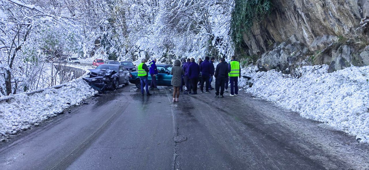 Катастрофа между два леки автомобила затруднява движението на пътя София