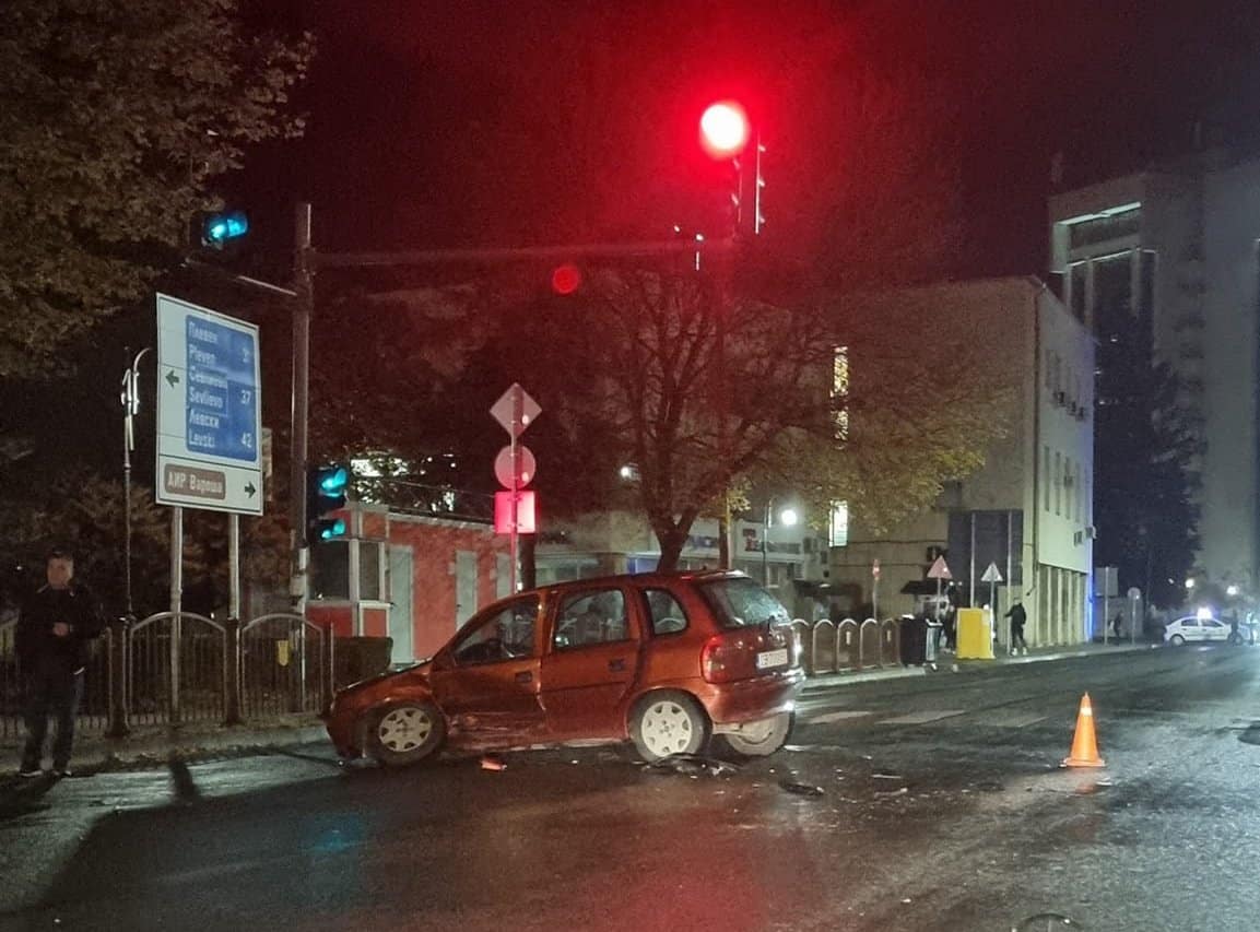 Зрелищна катастрофа е станала снощи в Ловеч За нея съобщиха