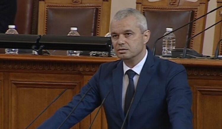 Костадин Костадинов от Възраждане прочете днес декларация от парламентарната трибуна