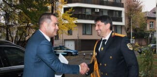 Министър Калин Стоянов и старши комисар Любомир Николов