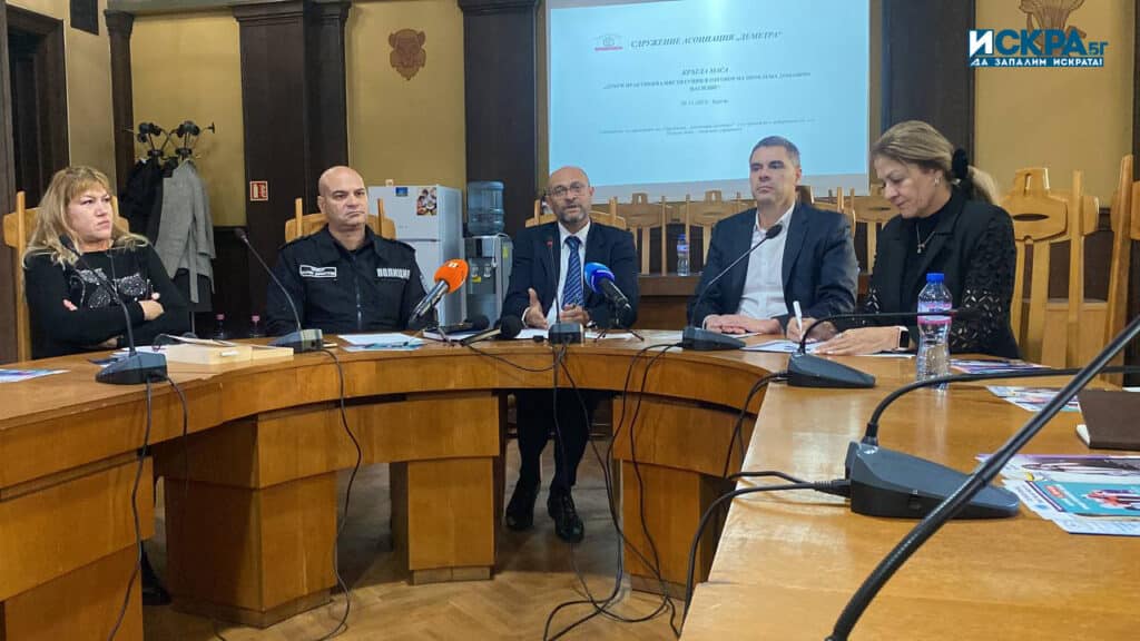 Прокурор Гинка Чинова, комисар Марин Димитров, съдия Евгени Узунов и Женя Петрова