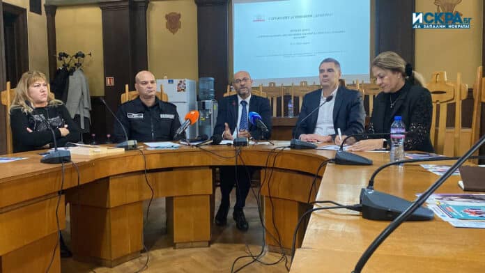 Прокурор Гинка Чинова, комисар Марин Димитров, съдия Евгени Узунов и Дияна Видева