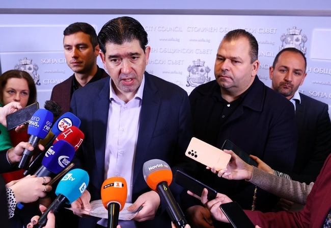 Общинските съветници от ГЕРБ СДС БСП и ПП Възраждане напуснаха днешното