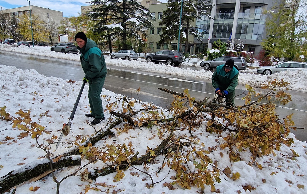 Успокоява се зимната обстановка в община Търговище Вече проходим е