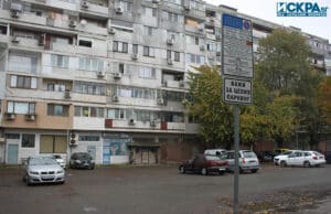 Съседният платен паркинг стои празен