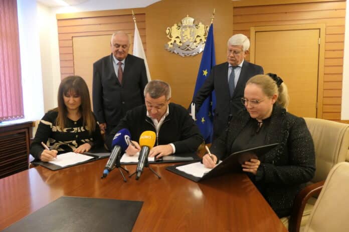 Подписване на договорите