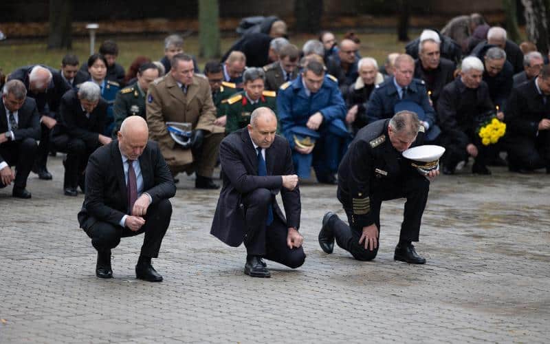 Със заупокойни панихиди и военни почести на Архангелова задушница във