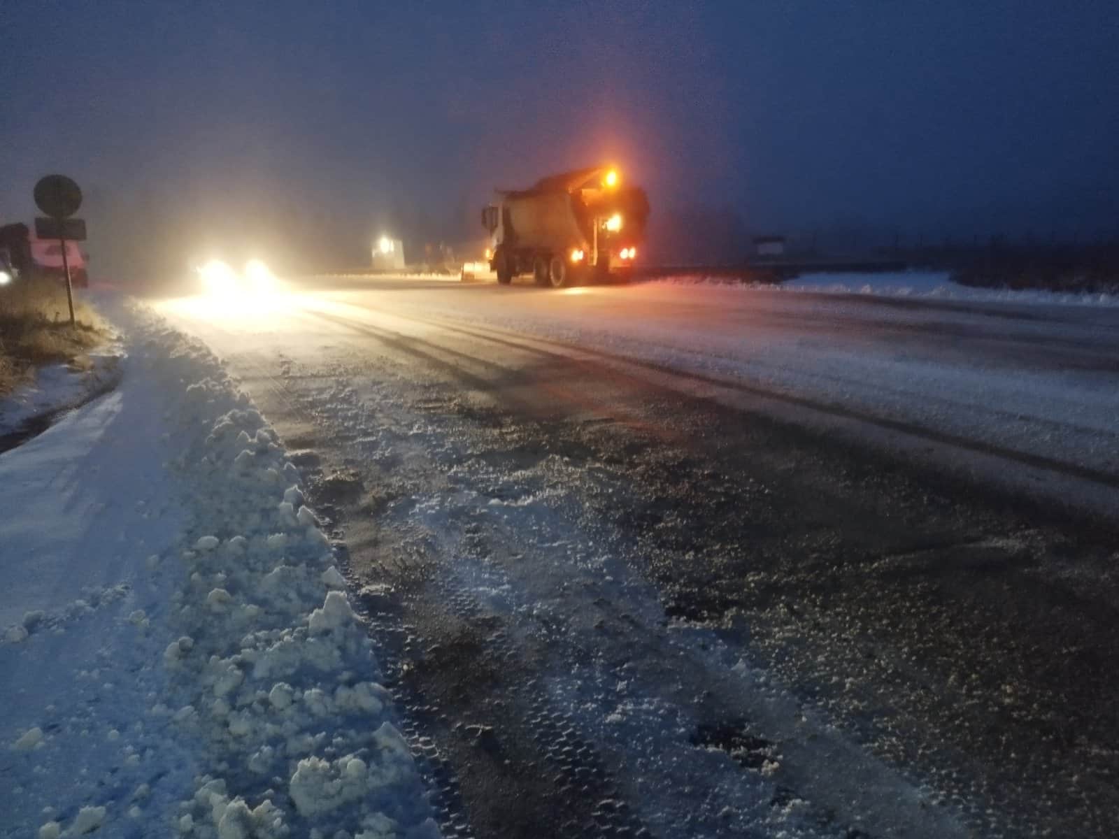 27 снегопочитващи машини обработват републиканските пътища в област Монтана, съобщиха