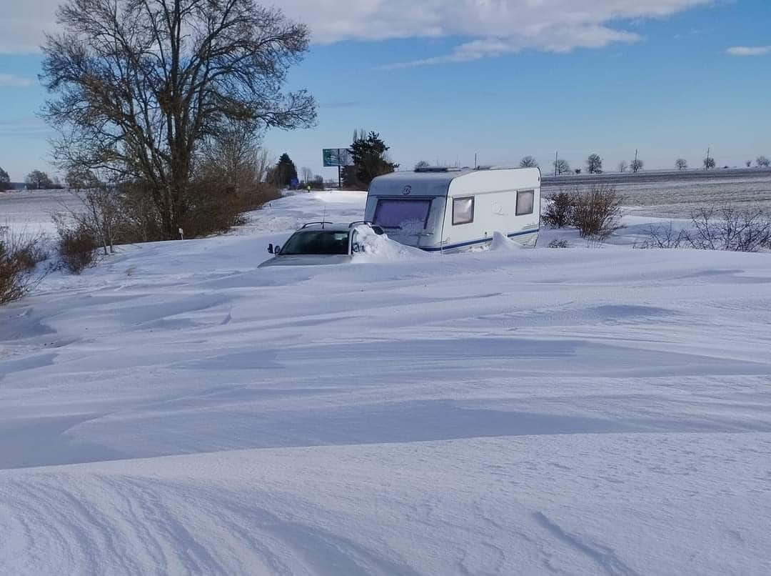 Продължава почистването на преспите и падналите дървета както и отстраняването