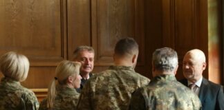 Тодор Тагарев и украински военнослужещи