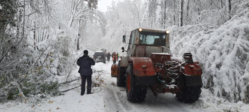 Усложнена е зимната обстановката в община Търговище вследствие на обилния
