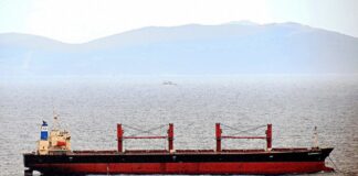 Търговски кораб