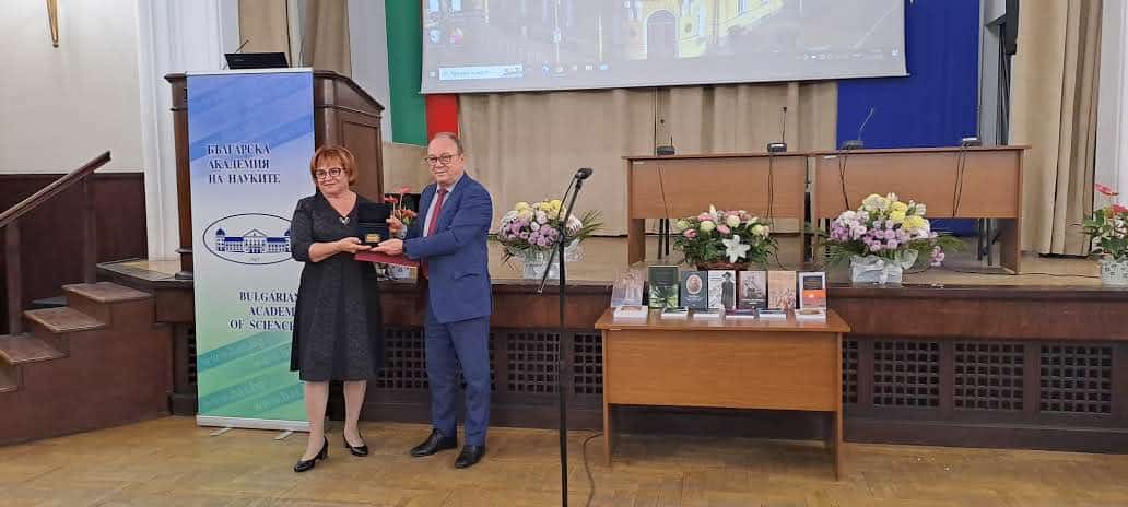 Председателят на БАН акад Юлиан Ревалски връчи почетен плакет ЗЛАТЕН