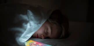 Дете с телефон