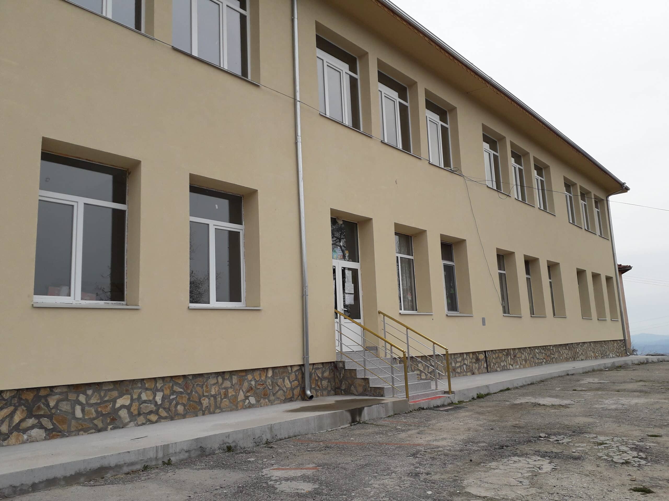 Средищните детски градини и училища в страната ще са 956