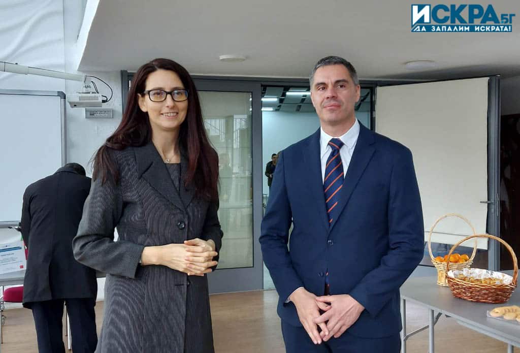 Зам министърът на регионалното развитие и благоустройството Ангелина Бонева и заместник министърът