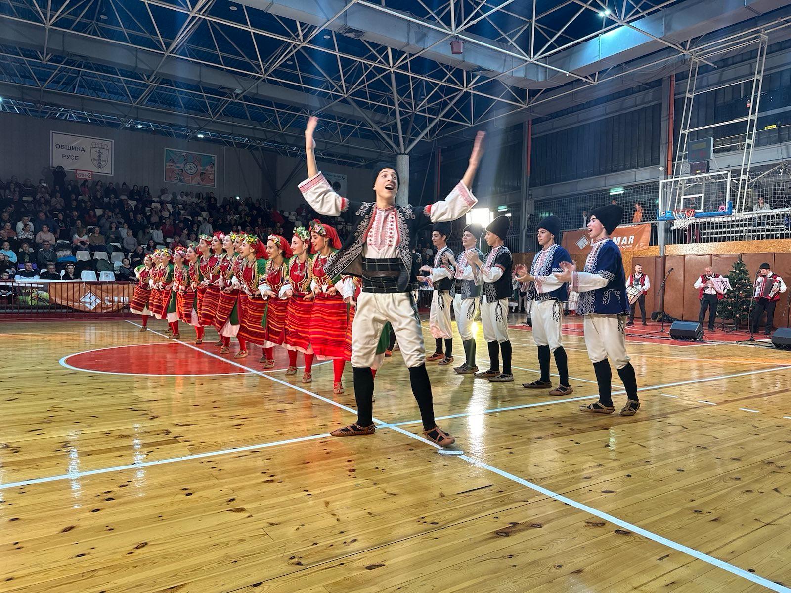 Стотици русенци събра и тази години традиционното Коледно надиграване в града