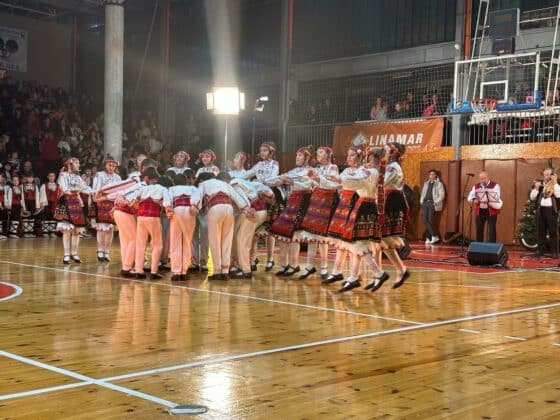 Коледно надиграване