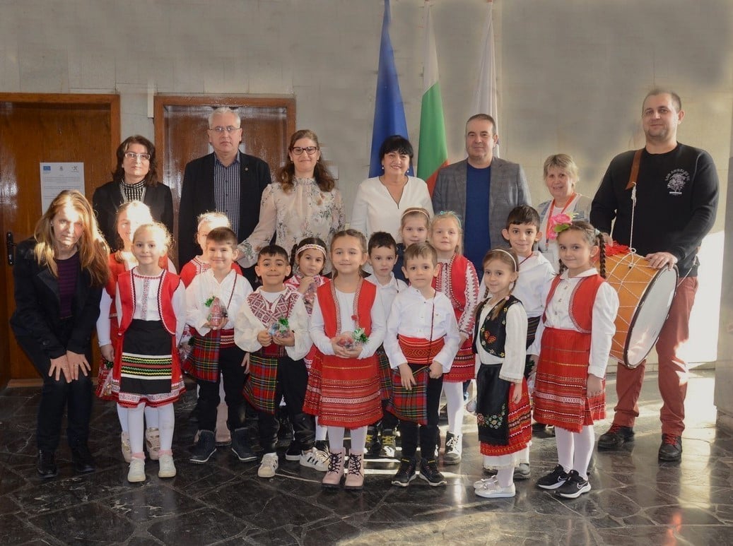 С песента Ой Коледо мой Коледо група коледари от детска