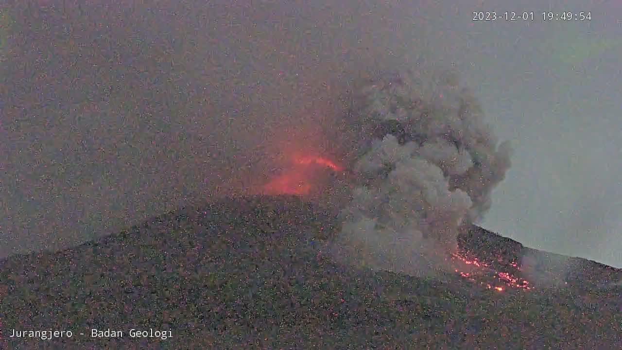 Изригване на вулкана Снимка Badan Nasional Penanggulangan Bencana Facebook
11 туристи
