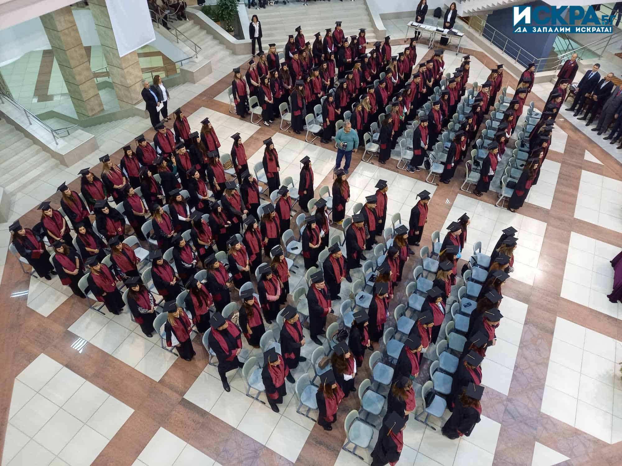 На тържествена церемония Бургаският свободен университет /БСУ/ връчи дипломите на
