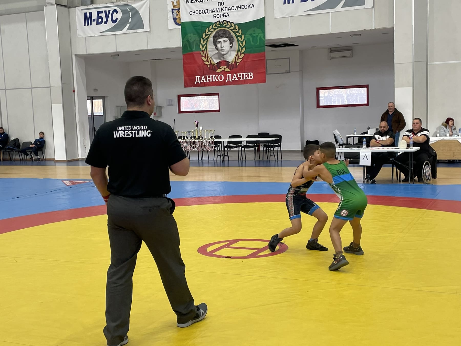 Отборите на Ботев 93 Враца и Бургас станаха първи съответно