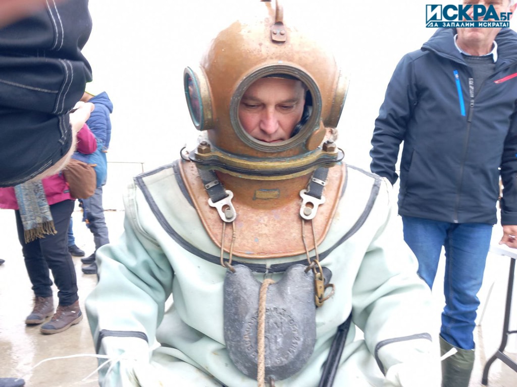 Ретро дайвинг Снимка Искра бг
Никулден – празникът на Бургас и тази