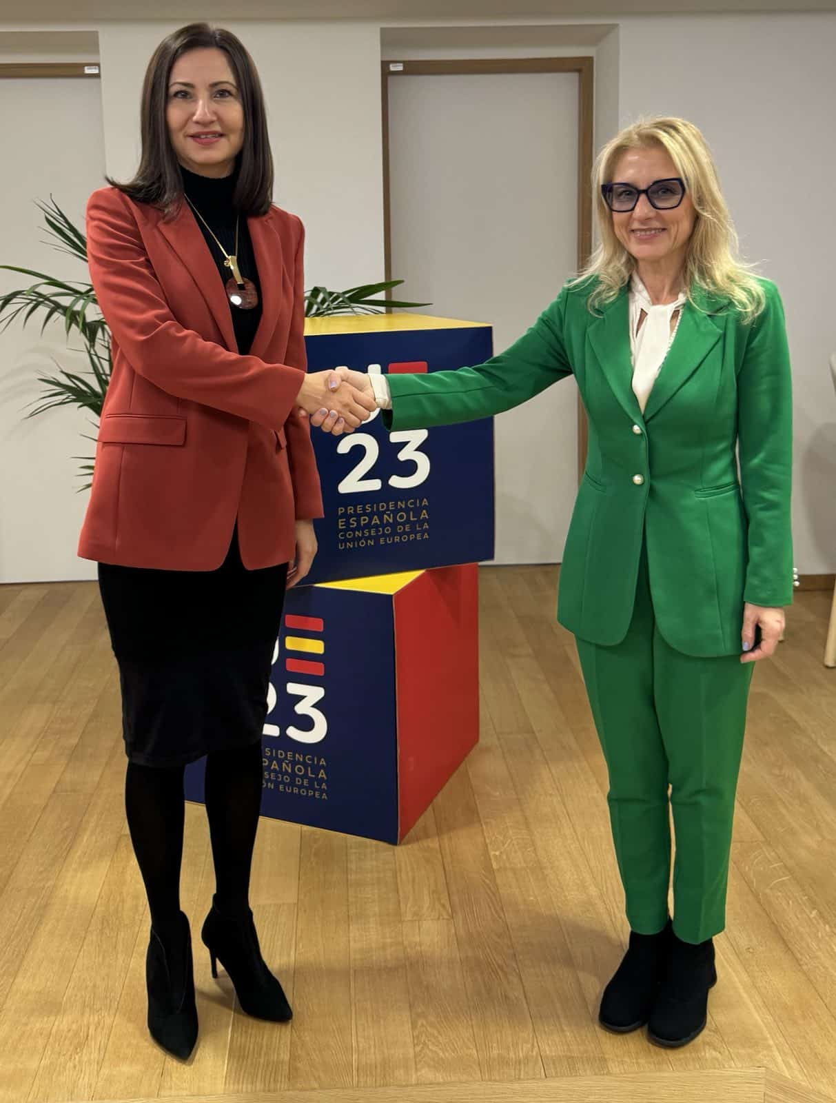 Министърът на иновациите и растежа Милена Стойчева и еврокомисарят за