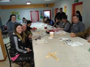 Фиг. 5. Работа с лица в неравностойно положение в манастира Св. Елисавета към църквата „Пресвето Сърце Исусово“.Отляво е съавторката Ивелина Георгиева, сн. Автора