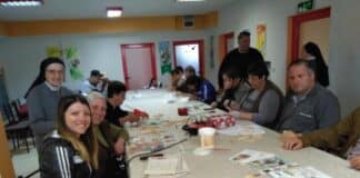 Фиг. 5. Работа с лица в неравностойно положение в манастира Св. Елисавета към църквата „Пресвето Сърце Исусово“.Отляво е съавторката Ивелина Георгиева, сн. Автора