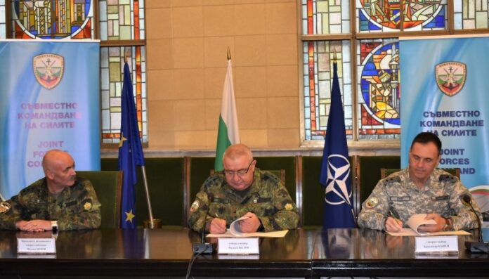Генерал-лейтенант Михаил Попов, генерал-майор Валери Цолов и генерал-майор Красимир Кънев